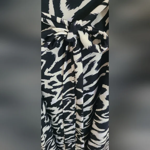 Chic Black and White Abstract Print Dress - Picture 12 of 16